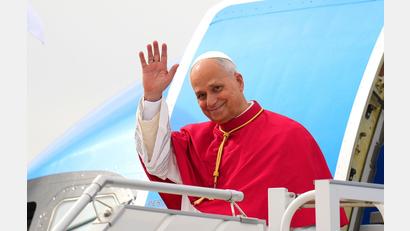 Bild: Manu Fernandez/AP/dpa
Papst Leo XIV. grüßt bei seiner Ankunft in Spanien.