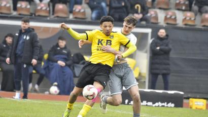 Archivbild: Hubert Ziegler
Matthew Carswell (links/hier noch im Trikot des FC Amberg) wechselt zum SC Luhe-Wildenau.