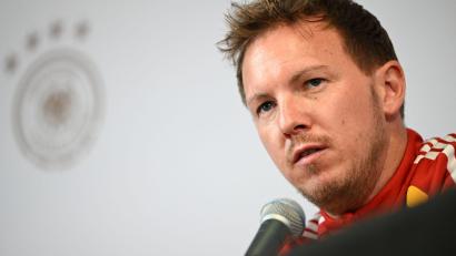 Bild: Federico Gambarini/dpa
Musste Lennart Karl trösten: Bundestrainer Julian Nagelsmann