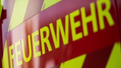 Bild: Marijan Murat/dpa
Feuerwehrleute verhindern ein weiteres Ausbreiten der Flammen. (Symbolbild)