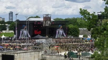 Bild: Richard Kirschner
Live aus Rock im Park: Gitarrenriffs, Moshpits und Crowdsurfer sorgen für Gänsehautmomente. Hier Ecca Vandal.