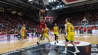 Bild: Daniel Löb/dpa
Bambergs Demarcus Demonia steigt ungestört zum Berliner Korb hoch.