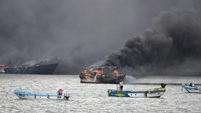 Bild: Ariel Ochoa/AP/dpa
Im Hafen von Manta stehen mehrere Fischerboote in Flammen.
