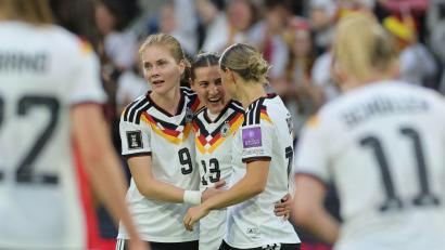 Bild: Rolf Vennenbernd/dpa
Drei Tickets nach Brasilien, bitte: Sjoeke Nüsken (links), Carlotta Wamser (Mitte) und Klara Bühl.
