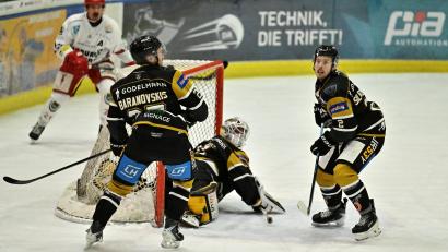Bild: Hubert Ziegler
Mauriz Silbermann (rechts) spielt auch in der kommenden Saison für den ERSC Amberg.