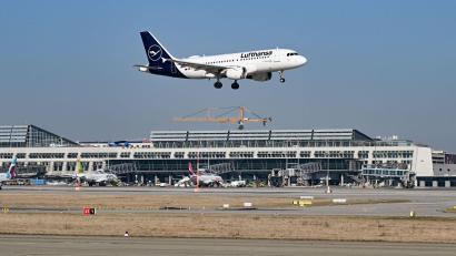 Bild: Bernd Weißbrod/dpa
Eine Lufthansa-Maschine musste in Stuttgart zwischenlanden. (Archivbild)