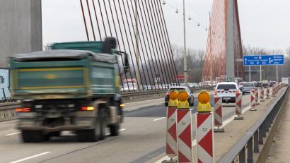 Symbolbild: Thomas Banneyer/dpa
Ein Lkw ist in Marktredwitz umgekippt und hat Metallschrott auf der Straße verteilt.