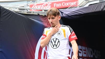 Bild: Federico Gambarini/dpa
Da war noch alles gut: Lennart Karl betritt vor dem verhängnisvollen Training das Soldier Field Stadium.