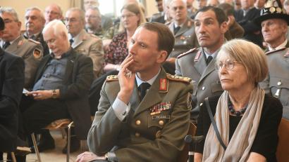 Bild: Gabi Schönberger
Generalleutnant Christian Freuding mit seiner Mutter Renate Spintler-Freuding vor dem Vortrag.