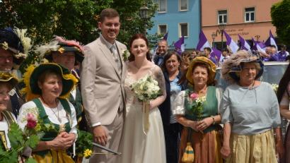 Bild: Elisabeth Dobmayer
Nach dem Standesamt im Rathaus erwartet eine ganze Gratulationsschar auf das Brautpaar Lea Ertl und Lukas Klinger.