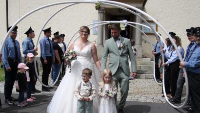 Bild: Konrad Rosner
Freudestrahlend verlassen Cornelia und Sebastian Schneider mit ihren beiden Kindern Elias und Sophia die Pfarrkirche in Großkonreuth.