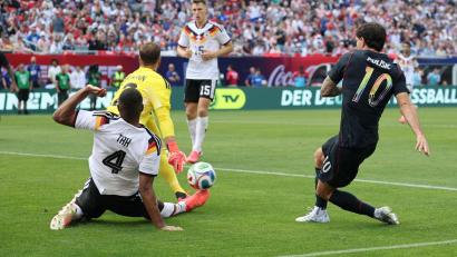 Bild: Christian Charisius/dpa
Oliver Baumann wehrt einen Schuss von Christian Pulisic (r) ab. Links Jonathan Tah.
