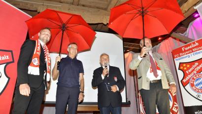 Bild: Hubert Ziegler
Gut beschirmt: Bayern-Präsident Herbert Hainer (Zweiter von links) war Gast beim 35-jährigem Jubiläum des Fanclubs Nabburg/Oberpfalz. Zusammen mit Nabburgs Bürgermeister Frank Zeitler (rechts) war er Ehrenschirmherr. Fanclub-Chef Bernd Hofmann (Zweiter von rechts) und sein "Vize" Sebastian Nerger begrüßten den Gast vom Rekordmeister.