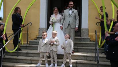 Bild: Konrad Rosner
Zusammen mit den Brautkindern Noah, Theo und Raphael (jeweils vier Jahre alt) verlässt das Brautpaar die Pfarrkirche.