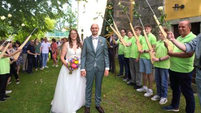 Bild: fvo
Die Sportschützen des Schützenvereins Waldthurn gratulieren am Kirchenportal ihrem Schützenmeister Roland Fichtl und seiner hübschen Braut Christina.