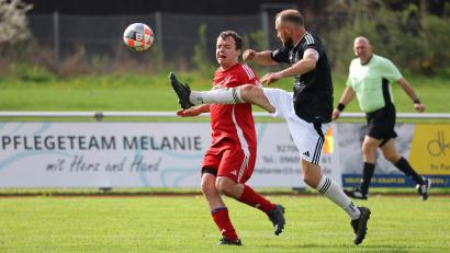 Bild: Dieter Jäschke
Manuel Funk (rechts) und der VfB Rothenstadt gehen nach dem Klassenerhalt künftig in der Kreisliga Süd an den Start.