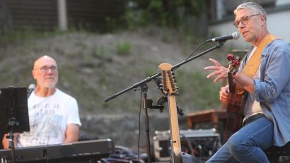 Bild: Rudolf Hirsch
Die Schwandorfer Liedermacher Mike Schulz (rechts) und Andy Schaumberger (links) feierten am Samstag im Neunburger Schlosshof ihr 40-jähriges Bühnenjubiläum.