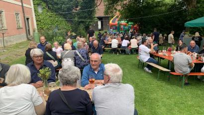 Bild: tok
Im idyllischen Pfarrgarten hat der Sportverein Hüpfburg und Pizzas aus dem Backofen geboten.