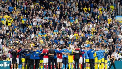 Bild: Bo Amstrup/Ritzau Scanpix Foto/AP/dpa
Nach dem Zusammenbruch von Christian Eriksen versammeln sich dänische und ukrainische Spieler gemeinsam auf dem Spielfeld.