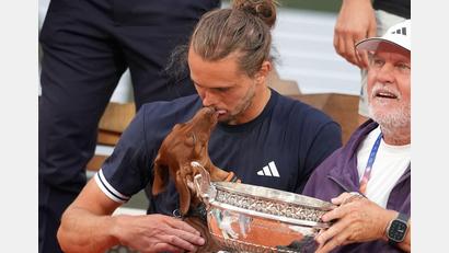 Bild: Christophe Ena/AP/dpa
Dackel-Kuss fürs Herrchen - Zverev gewinnt French Oen