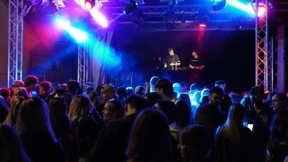 Bild: jma
DJ Bass X und DJ FabX bringen mit saftigen Beats die Feiernden so richtig in Partylaune.
