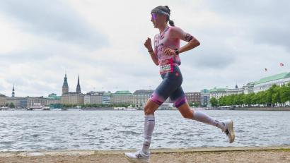 Bild: Georg Wendt/dpa
Kam als Zweiter der Ironman-EM in Hamburg an: Laura Philipp.