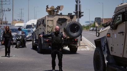 Bild: Ariel Schalit/AP/dpa
Einsatzkräfte der Polizei am Ort eines Anschlags in Israel.