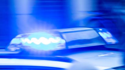 Symbolbild: Jens Büttner/dpa
Die Polizisten können kein Grund finden, warum der 19-Jährige vor der Kontrolle geflohen ist.