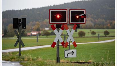 Bild: Lennart Preiss/dpa
Der Fahrer wurde in seinem Auto eingeklemmt. (Symbolbild)
