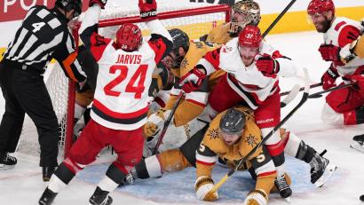 Bild: Candice Ward/AP/dpa
Die Vegas Golden Knights und die Carolina Hurricanes lieferten sich ein wildes drittes NHL-Finale.