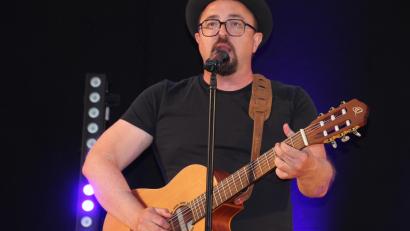 Bild: Konrad Rosner
Helmut A. Binser auf der Bühne in Matzersreuth.