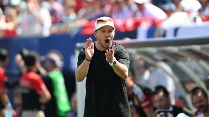 Bild: Federico Gambarini/dpa
Julian Nagelsmann ruft am Spielfeldrand bei der WM-Generalprobe gegen die USA.