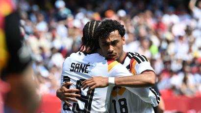 Bild: Federico Gambarini/dpa
Nathaniel Brown (rechts) feiert mit Leroy Sané nach dessen Tor zum 2:1 gegen die USA.