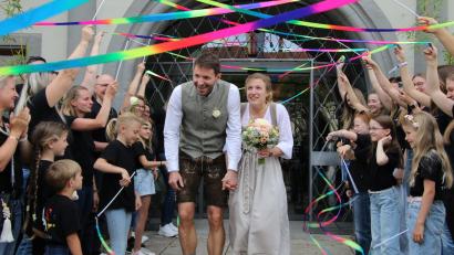 Bild: Konrad Rosner
Freudestrahlend verlassen Miriam Lehner-Tröger und Stefan Tröger das Tirschenreuther Rathaus, wo sie unter anderem von der TG Tirschenreuth begrüßt werden.