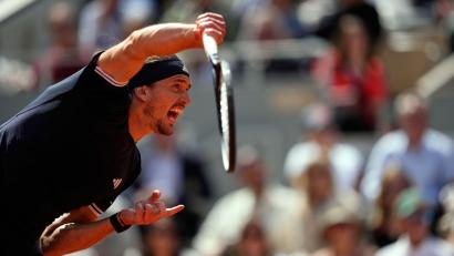 Bild: Christophe Ena/AP/dpa
Alexander Zverev beim Aufschlag.