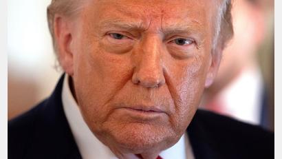 Bild: Mark Schiefelbein/AP/dpa
Will den neuen Fed-Chef Warsh nicht beeinflussen: US-Präsident Trump. (Archivbild)