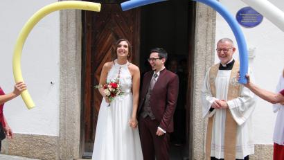 Bild: Konrad Rosner
Freudestrahlend kommen Vanessa und Raphael Hofmann aus der Kirche. Rechts Stadtpfarrer Dr. Thomas Vogl.