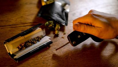 Bild: Fabian Sommer/dpa
Schwere Unfälle mit Cannabis sollen künftig systematisch erfasst werden. (Illustration)