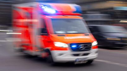 Bild: Monika Skolimowska/dpa
Sanitäter bringen den schwer verletzten Rollerfahrer in eine Klinik. (Symbolbild)