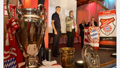 Bild: Hubert Ziegler
Bayern-Präsident Herbert Hainer (links) war am Sonntag beim Jubiläum des Bayern-Fanclubs Nabburg zu Gast.