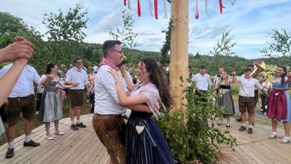 Bild: Barbara Pickel
Das Oberkirwapaar beim Ehrenwalzer.