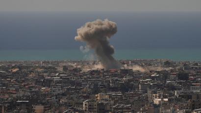 Bild: Hassan Ammar/AP/dpa
Israel hat die Angriffe in Beiruts Vororten seit einer offiziellen Waffenruhe im April eigentlich reduziert. (Archivbild)