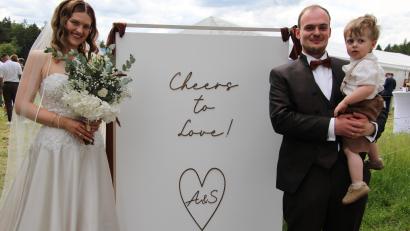 Bild: Konrad Rosner
Alina und Sebastian Rosner haben geheiratet. Mit auf dem Bild ihr gemeinsamer Sohn Paul.