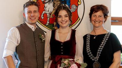 Bild: Katharina Luber
Für Bürgermeisterin Tanja Kippes war es die erste Trauung in ihrer jungen Amtszeit: Am 6.Juni nahm sie im Neustädter Rathaus Felix Staffe und Emma Kost feierlich das Eheversprechen ab.