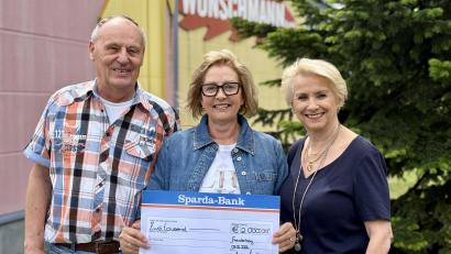 Bild: Ina Piehler
Bei der Spendenübergabe (von links): Peter Wünschmann, Petra Waldhauser und Evi Wünschmann.
