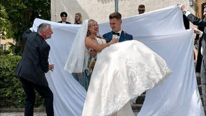 Bild: Siegfried Bock
Nicolas trägt seine Michelle durch ein ausgeschnittenes Herz.