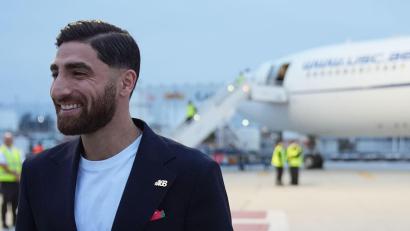 Bild: Gregory Bull/AP/dpa
Irans Nationalspieler Alireza Jahanbakhsh mit dem Ansteckpin.