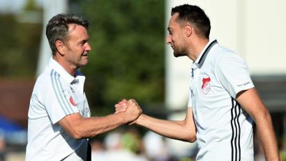 Archivbild: Büttner
Sepp Schuderer (links/rechts Tobias Bernklau) vor einigen Jahren als Trainer des SV Donaustauf bei einem Spiel in Pfreimd. Jetzt wird der 69-Jährige Trainer beim SV Wenzenbach.