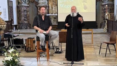Bild: mgo
Der Liedermacher Clemens Bittlinger und Pater Anselm Grün im ökumenischen Dialog über Wege zum Glück.
