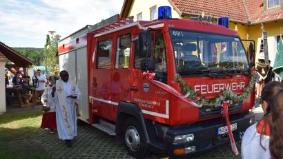 Bild: bnr
Pfarrer Emmanuel Okoro segnete das neue Löschfahrzeug LF 8/6 der Feuerwehr Schwarzach.